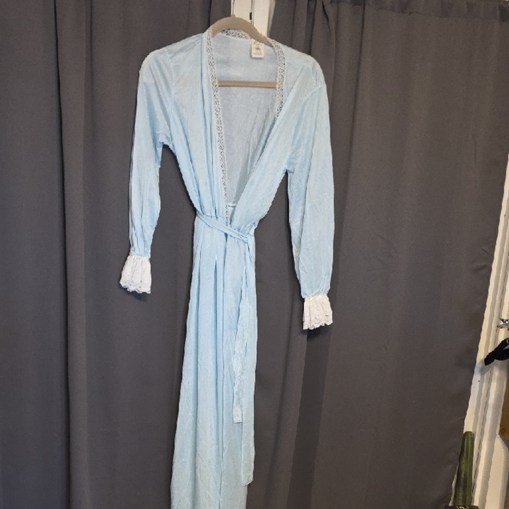 VTG Light Blue Long Robe Lace Trim/Cuffs Button Belted Nylon Sz Small(12-14) EUC